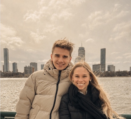Lara und Jan-Philip gemeinsam am Wasser